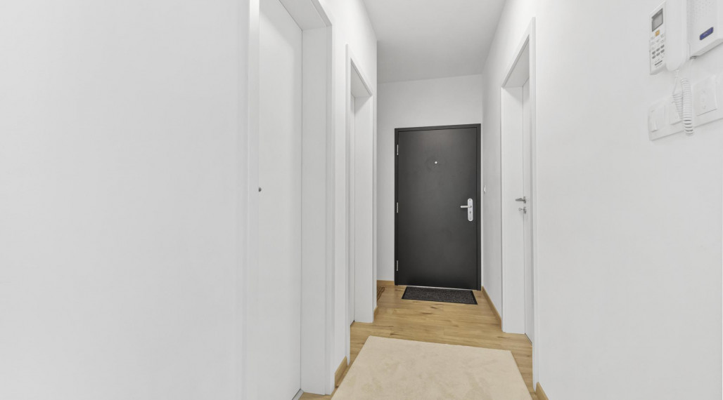 Moderný 2-izbový byt v Modre – zariadený, s parkovaním a balkónom!