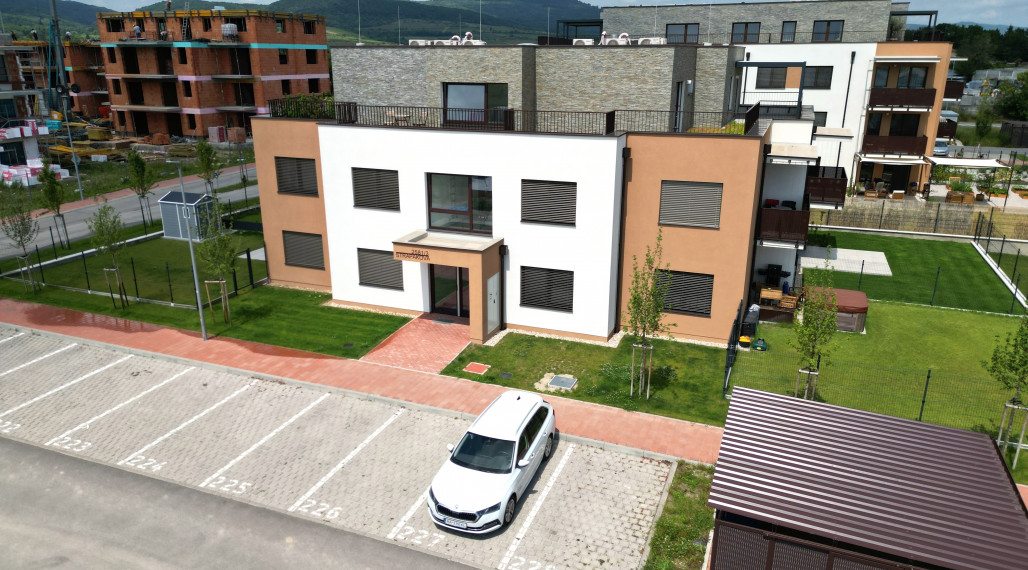 Moderný 2-izbový byt v Modre – zariadený, s parkovaním a balkónom!