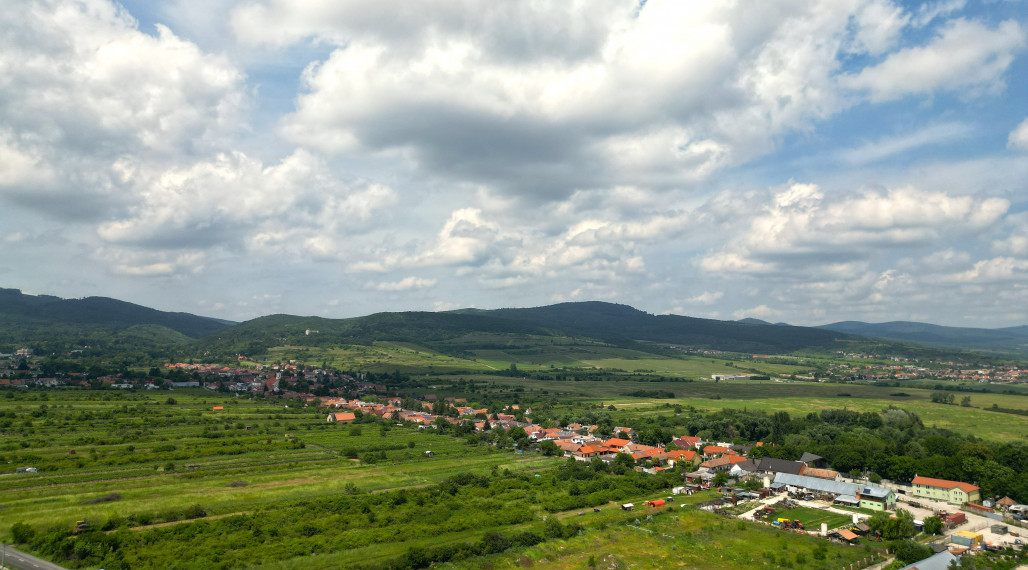 Moderný 2-izbový byt v Modre – zariadený, s parkovaním a balkónom!