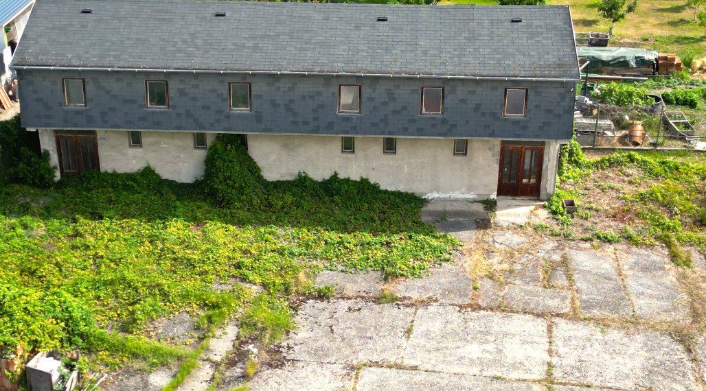 Areál v centre obce Jelka  – 5287 m²