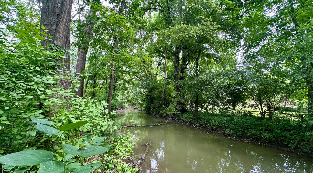 Pozemok pri potoku s atmosférou prírody – Tureň