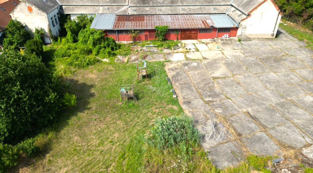 Areál v centre obce Jelka  – 5287 m²