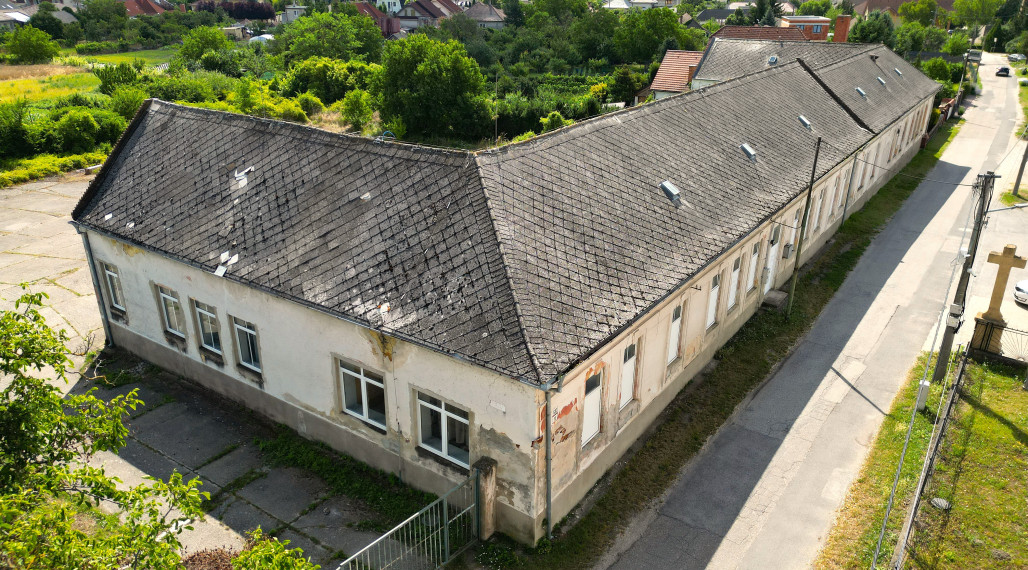 Areál v centre obce Jelka  – 5287 m²