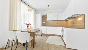 Moderný 2-izbový byt v Modre – zariadený, s parkovaním a balkónom!