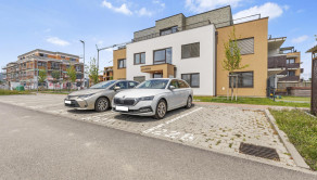 Moderný 2-izbový byt v Modre – zariadený, s parkovaním a balkónom!
