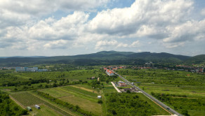 Moderný 2-izbový byt v Modre – zariadený, s parkovaním a balkónom!