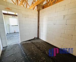 Na predaj 4 izbový rozostavaný rodinný dom v obci Radimov.