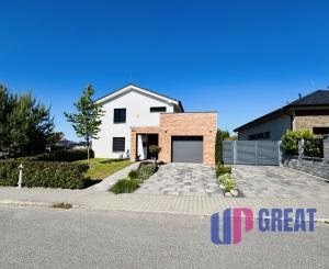 Na predaj poschodový 5 -izbový nadštandardný rodinný dom s bazénom,  v meste Gbely okres Skalica.