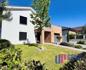 Na predaj poschodový 5 -izbový nadštandardný rodinný dom s bazénom,  v meste Gbely okres Skalica.