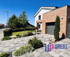 Na predaj poschodový 5 -izbový nadštandardný rodinný dom s bazénom,  v meste Gbely okres Skalica.