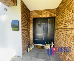 Na predaj poschodový 5 -izbový nadštandardný rodinný dom s bazénom,  v meste Gbely okres Skalica.