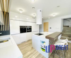 Na predaj poschodový 5 -izbový nadštandardný rodinný dom s bazénom,  v meste Gbely okres Skalica.