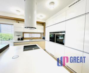 Na predaj poschodový 5 -izbový nadštandardný rodinný dom s bazénom,  v meste Gbely okres Skalica.