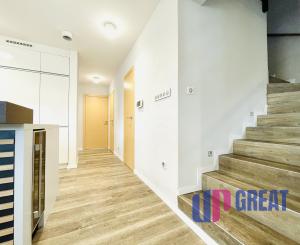 Na predaj poschodový 5 -izbový nadštandardný rodinný dom s bazénom,  v meste Gbely okres Skalica.