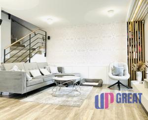 Na predaj poschodový 5 -izbový nadštandardný rodinný dom s bazénom,  v meste Gbely okres Skalica.