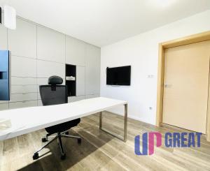 Na predaj poschodový 5 -izbový nadštandardný rodinný dom s bazénom,  v meste Gbely okres Skalica.