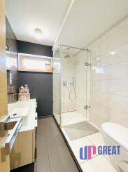 Na predaj poschodový 5 -izbový nadštandardný rodinný dom s bazénom,  v meste Gbely okres Skalica.