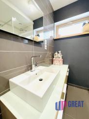 Na predaj poschodový 5 -izbový nadštandardný rodinný dom s bazénom,  v meste Gbely okres Skalica.