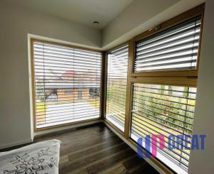 Na predaj poschodový 5 -izbový nadštandardný rodinný dom s bazénom,  v meste Gbely okres Skalica.