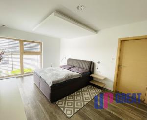 Na predaj poschodový 5 -izbový nadštandardný rodinný dom s bazénom,  v meste Gbely okres Skalica.