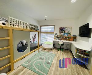 Na predaj poschodový 5 -izbový nadštandardný rodinný dom s bazénom,  v meste Gbely okres Skalica.