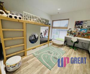 Na predaj poschodový 5 -izbový nadštandardný rodinný dom s bazénom,  v meste Gbely okres Skalica.