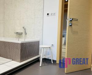 Na predaj poschodový 5 -izbový nadštandardný rodinný dom s bazénom,  v meste Gbely okres Skalica.