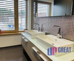 Na predaj poschodový 5 -izbový nadštandardný rodinný dom s bazénom,  v meste Gbely okres Skalica.