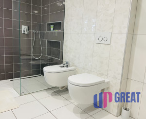 Na predaj poschodový 5 -izbový nadštandardný rodinný dom s bazénom,  v meste Gbely okres Skalica.