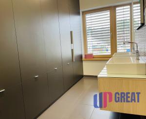 Na predaj poschodový 5 -izbový nadštandardný rodinný dom s bazénom,  v meste Gbely okres Skalica.