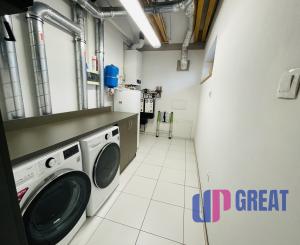 Na predaj poschodový 5 -izbový nadštandardný rodinný dom s bazénom,  v meste Gbely okres Skalica.