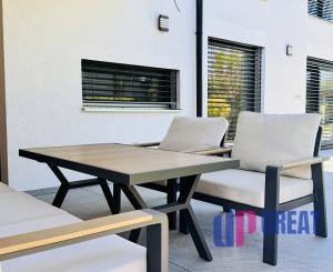 Na predaj poschodový 5 -izbový nadštandardný rodinný dom s bazénom,  v meste Gbely okres Skalica.