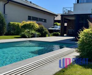 Na predaj poschodový 5 -izbový nadštandardný rodinný dom s bazénom,  v meste Gbely okres Skalica.