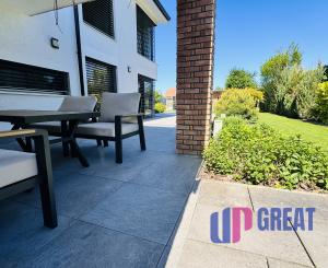 Na predaj poschodový 5 -izbový nadštandardný rodinný dom s bazénom,  v meste Gbely okres Skalica.