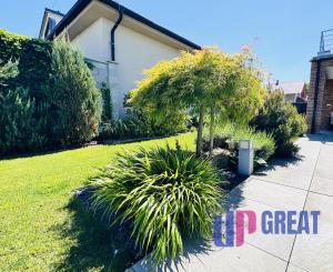 Na predaj poschodový 5 -izbový nadštandardný rodinný dom s bazénom,  v meste Gbely okres Skalica.