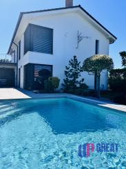 Na predaj poschodový 5 -izbový nadštandardný rodinný dom s bazénom,  v meste Gbely okres Skalica.