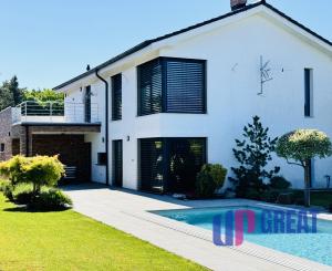 Na predaj poschodový 5 -izbový nadštandardný rodinný dom s bazénom,  v meste Gbely okres Skalica.