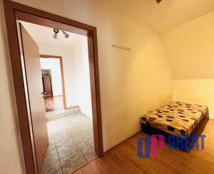 Priestranný 3-izbový byt s terasou na prenájom blízko centra Skalice.