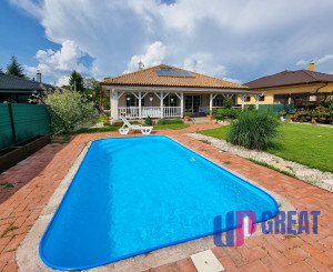 PREDAJ - Moderný, priestranný, úsporný dom v Mnešiciach