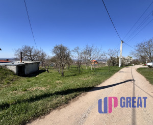 Pozemok s nádherným výhľadom na Skalicu – vinohrad s vínnym sklepom, presovňou, ovocnými stromami a možnosťou výstavby.