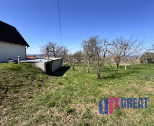 Pozemok s nádherným výhľadom na Skalicu – vinohrad s vínnym sklepom, presovňou, ovocnými stromami a možnosťou výstavby.