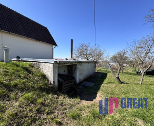 Pozemok s nádherným výhľadom na Skalicu – vinohrad s vínnym sklepom, presovňou, ovocnými stromami a možnosťou výstavby.