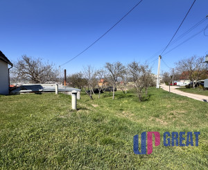 Pozemok s nádherným výhľadom na Skalicu – vinohrad s vínnym sklepom, presovňou, ovocnými stromami a možnosťou výstavby.