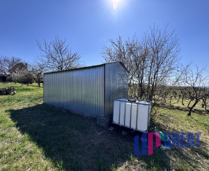 Pozemok s nádherným výhľadom na Skalicu – vinohrad s vínnym sklepom, presovňou, ovocnými stromami a možnosťou výstavby.