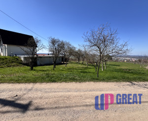 Pozemok s nádherným výhľadom na Skalicu – vinohrad s vínnym sklepom, presovňou, ovocnými stromami a možnosťou výstavby.