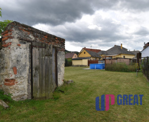 Rodinný dom s veľkou záhradou a potenciálom v obci Sološnica