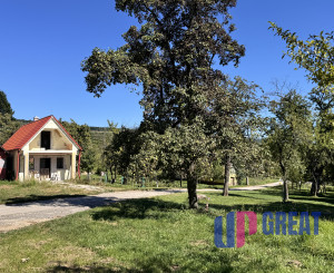 Na predaj rozostavaná poschodová vinohradnícka chatka v okrese Skalica – Radošovské vinohrady.