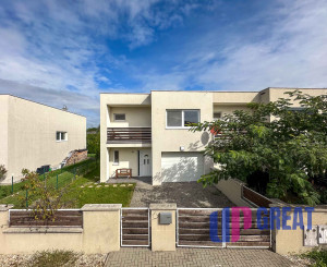 PREDAJ 4 izb rodinného domu s garážou, Tri Vody I., Malinovo