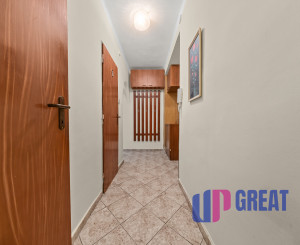 Na predaj PRIESTRANNÝ zrekonštruovaný 2 izbový byt v Šamoríne