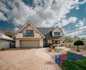 Na predaj exkluzívny 7-izbový rodinný dom s bazénom v meste Senica, ul. Rovenská.